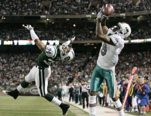 Ted Ginn, Jr. catches a TD pass against New York Jets (Hector Gabino/El Nuevo Herald/MCT)